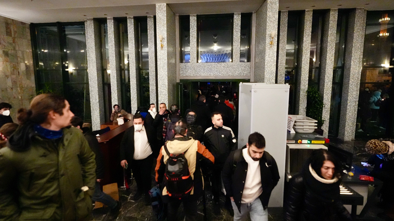 Saraçhane'de izinsiz gösteri yapan grup, camlarını kırdığı İBB binasına girdi