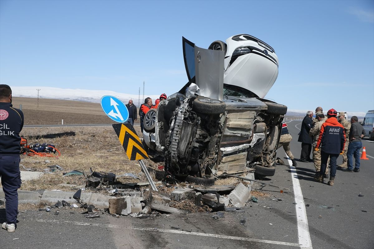 Kars'ta iki otomobil çarpıştı, biri diğerinin üzerine düştü: Ölü ve yaralılar var