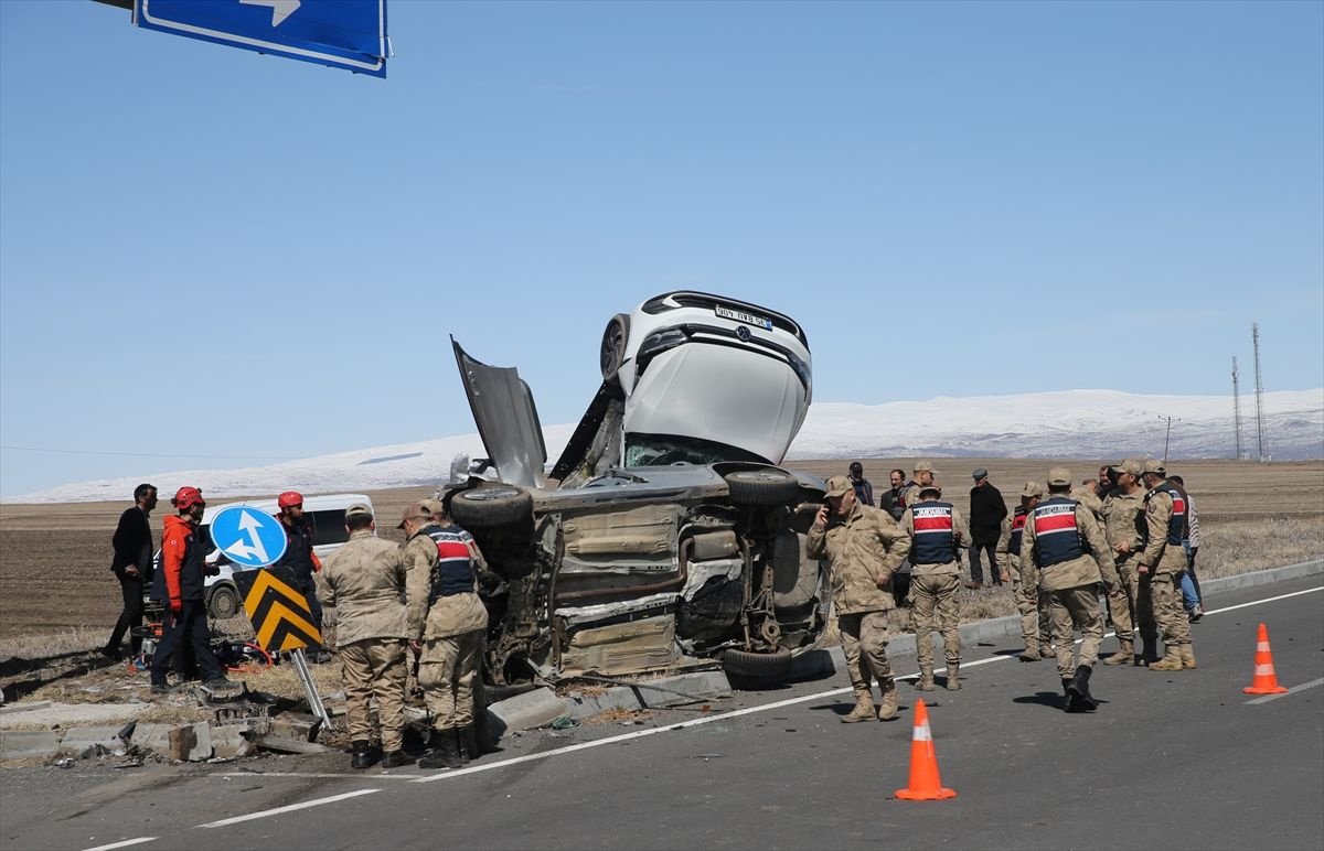 Kars'ta iki otomobil çarpıştı, biri diğerinin üzerine düştü: Ölü ve yaralılar var