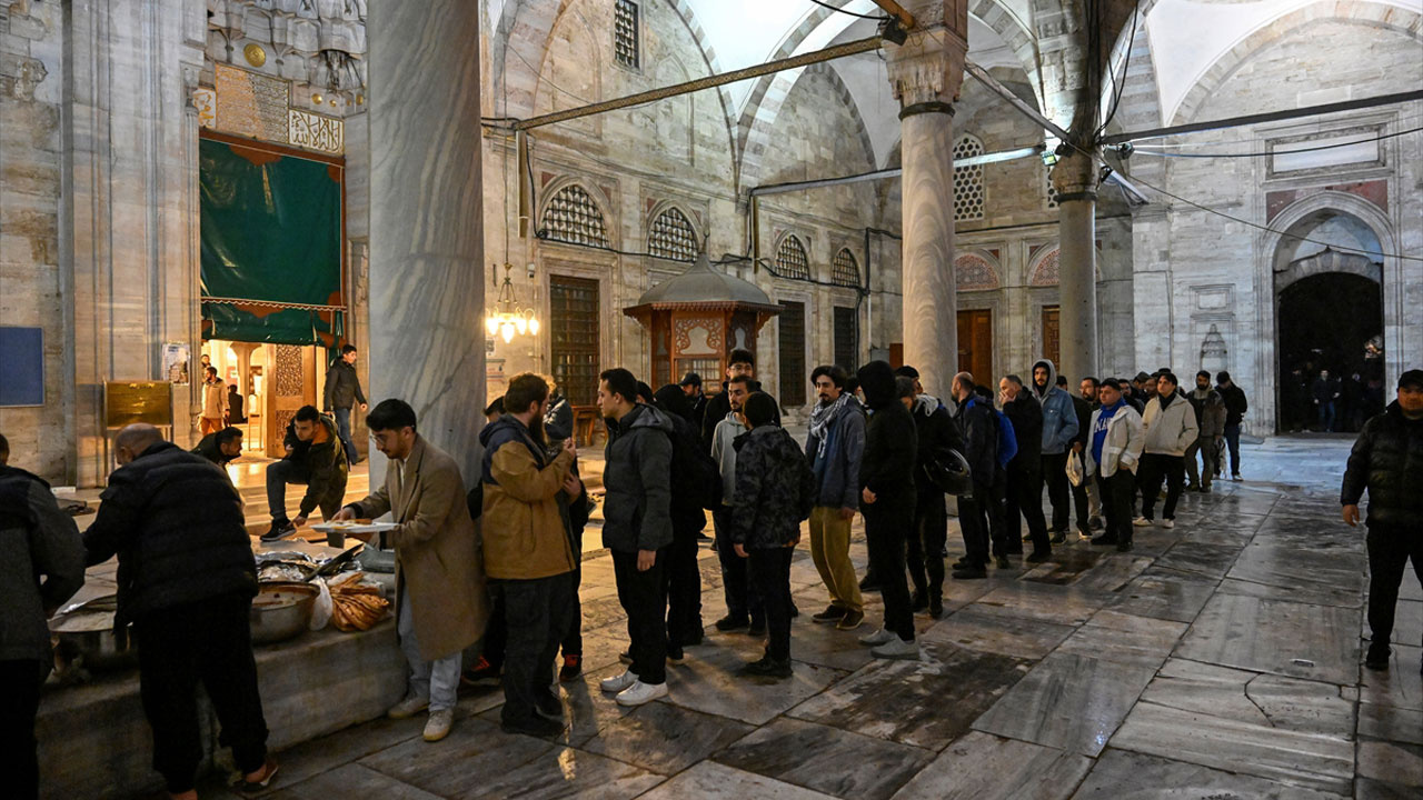 Şehzadebaşı Camisi'nde toplanan kalabalık caminin tahribatına karşı nöbet tuttu