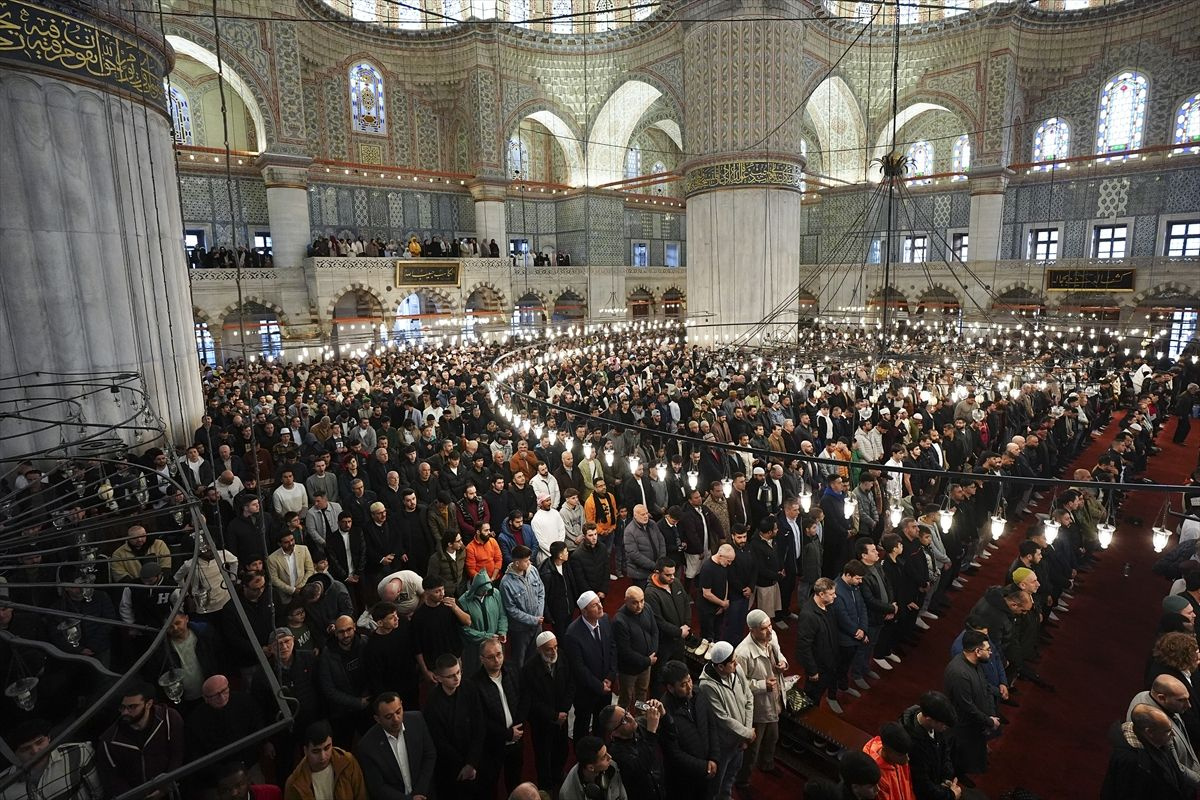 Türkiye'de bayram coşkusu! Binlerce vatandaş camilere akın etti