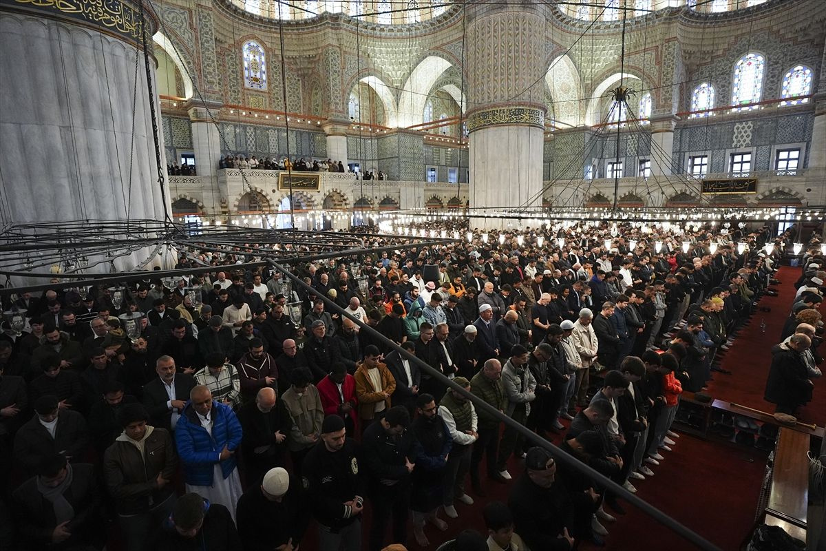 Türkiye'de bayram coşkusu! Binlerce vatandaş camilere akın etti