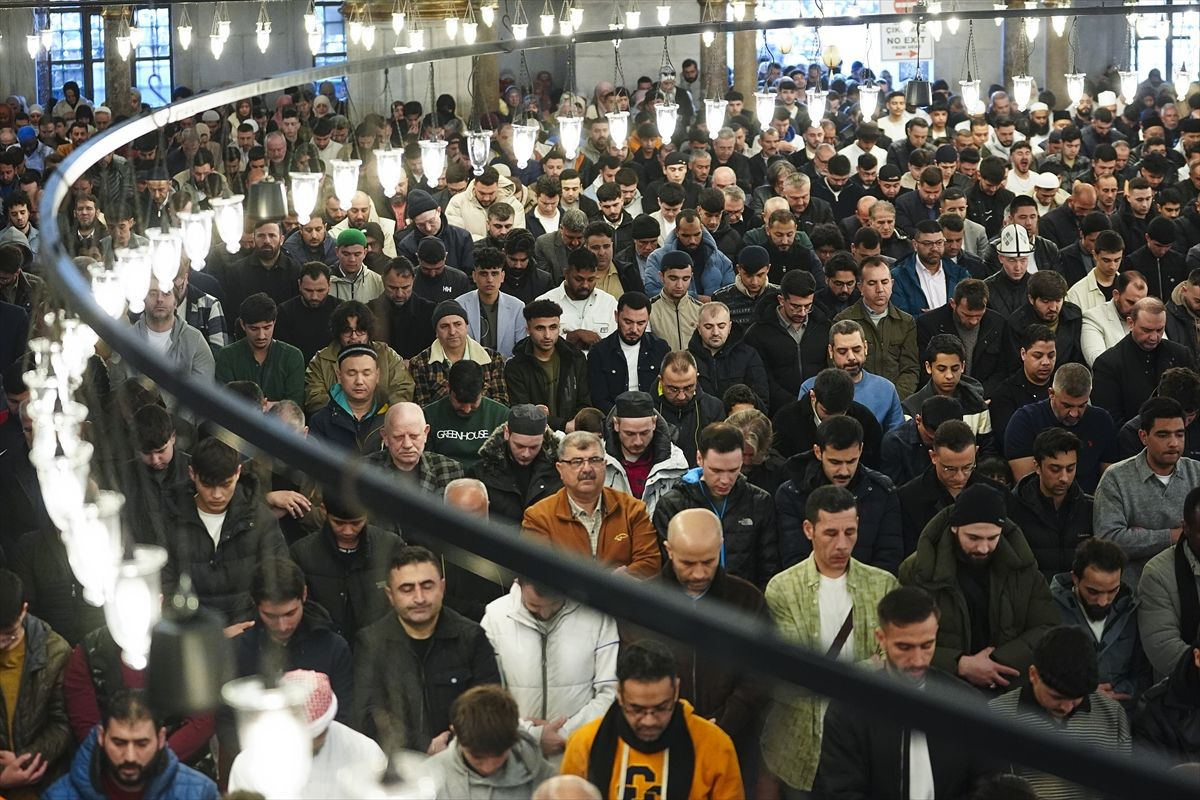 Türkiye'de bayram coşkusu! Binlerce vatandaş camilere akın etti