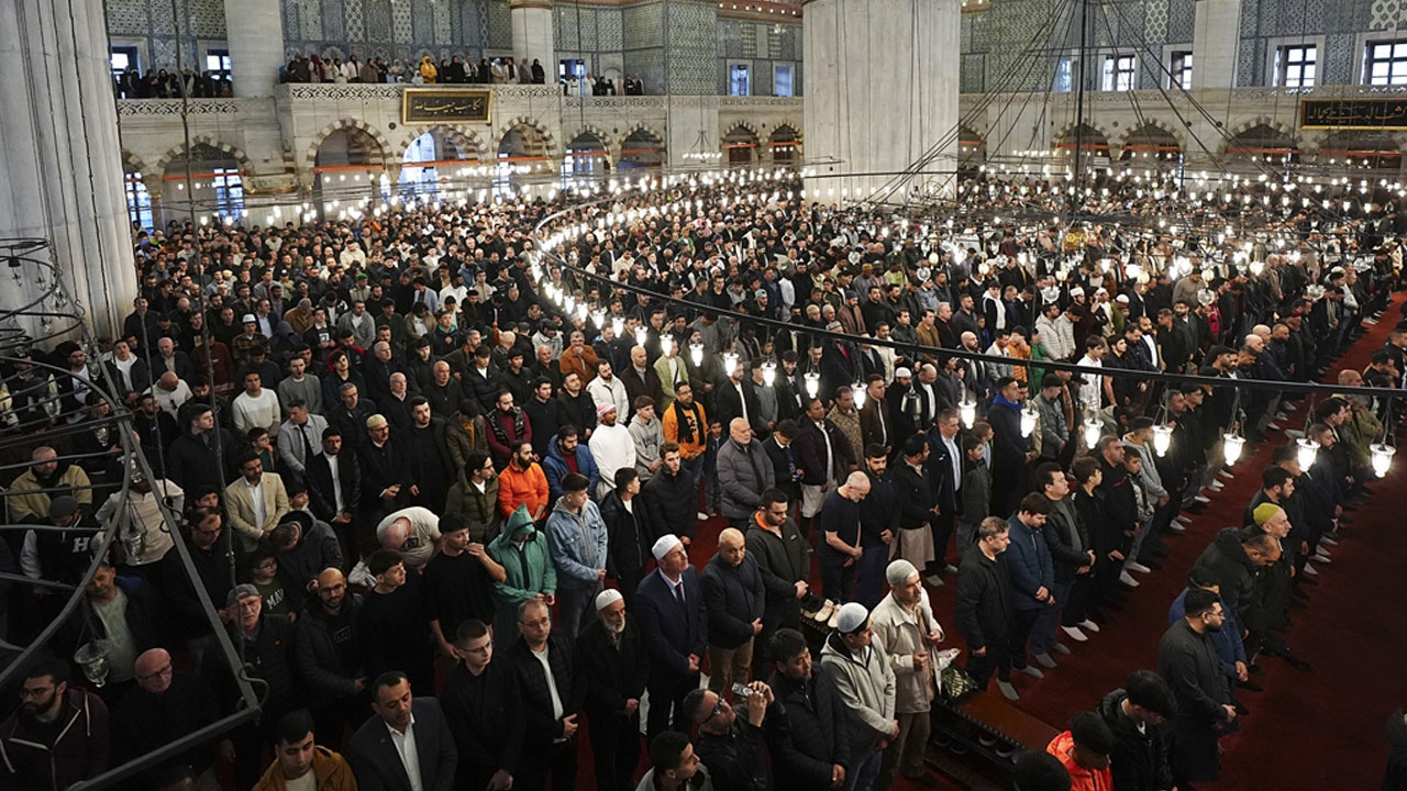 Türkiye'de bayram coşkusu! Binlerce vatandaş camilere akın etti