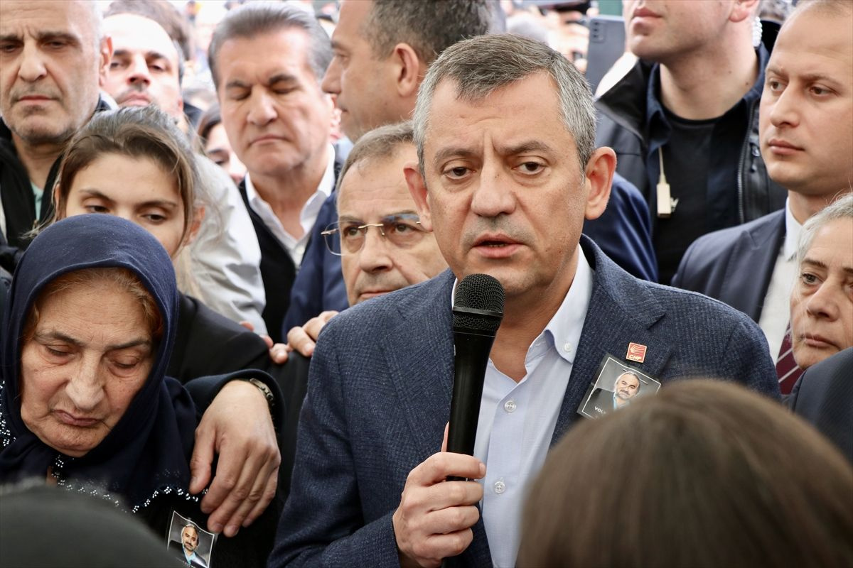 Sanatçı Volkan Konak memleketi Trabzon'da son yolculuğuna uğurlandı