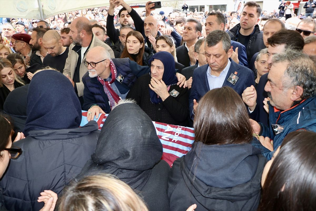 Sanatçı Volkan Konak memleketi Trabzon'da son yolculuğuna uğurlandı