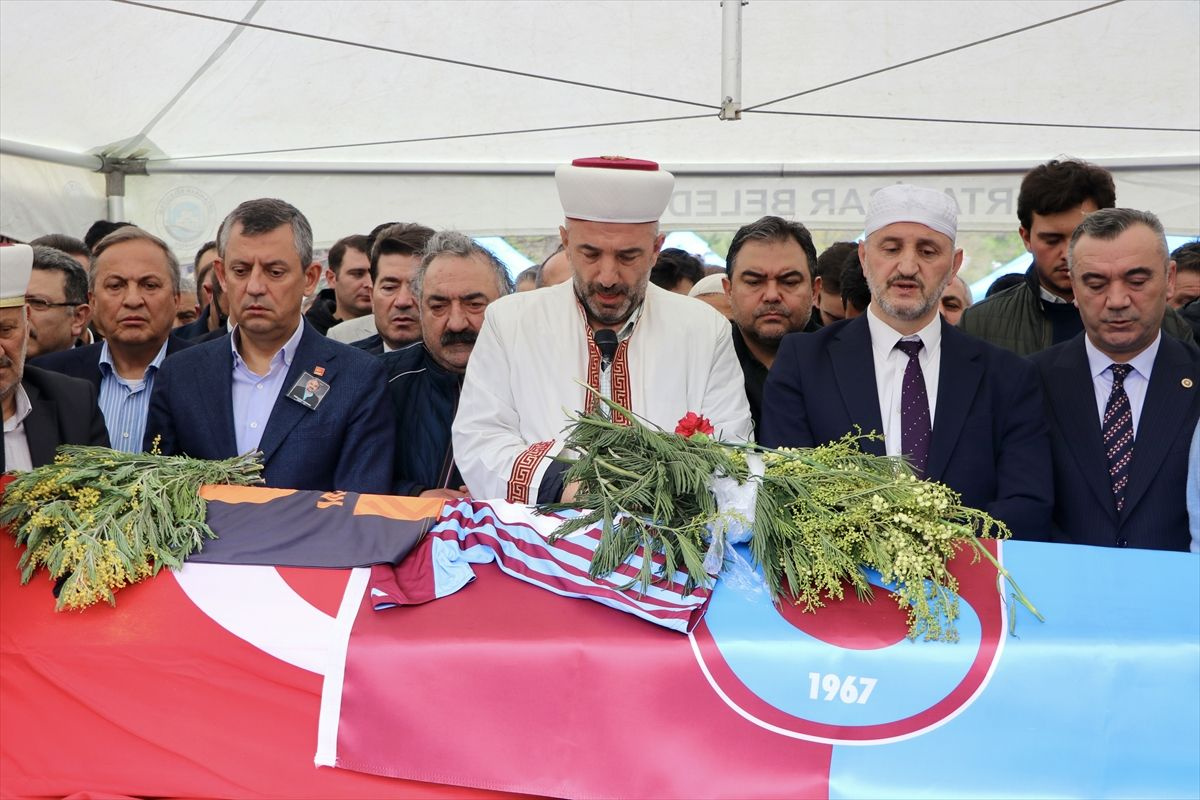 Sanatçı Volkan Konak memleketi Trabzon'da son yolculuğuna uğurlandı
