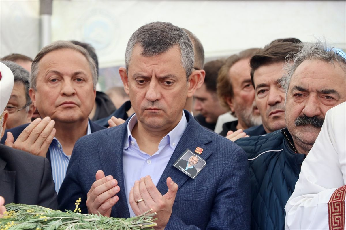 Sanatçı Volkan Konak memleketi Trabzon'da son yolculuğuna uğurlandı