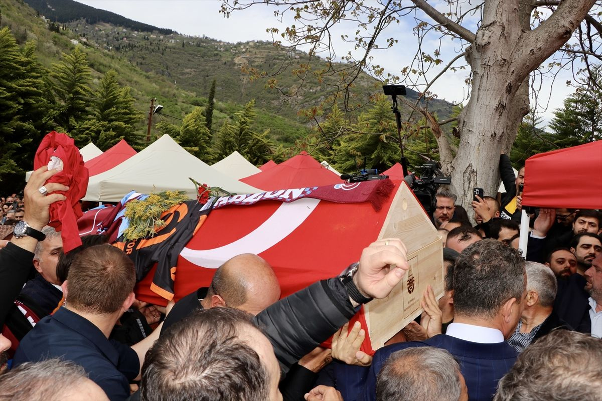 Sanatçı Volkan Konak memleketi Trabzon'da son yolculuğuna uğurlandı