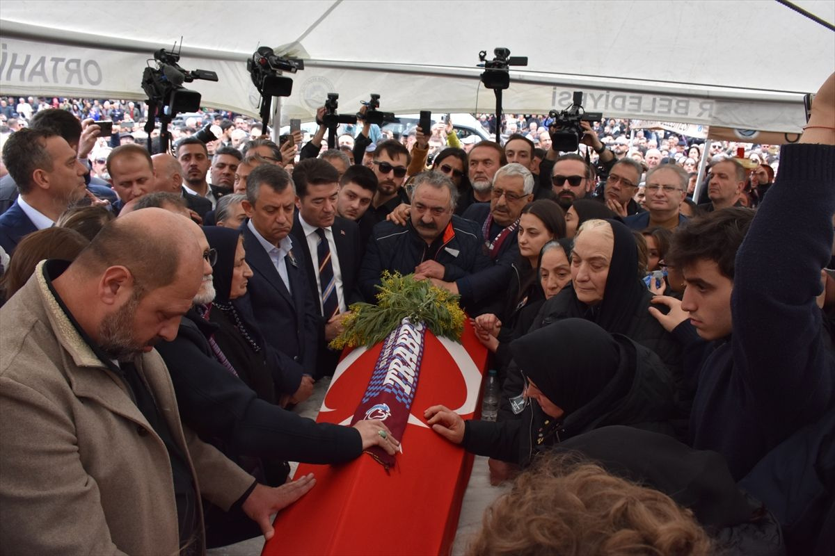 Sanatçı Volkan Konak memleketi Trabzon'da son yolculuğuna uğurlandı