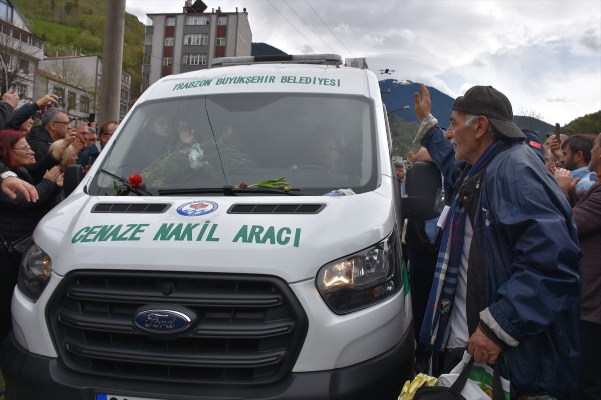 Sanatçı Volkan Konak memleketi Trabzon'da son yolculuğuna uğurlandı