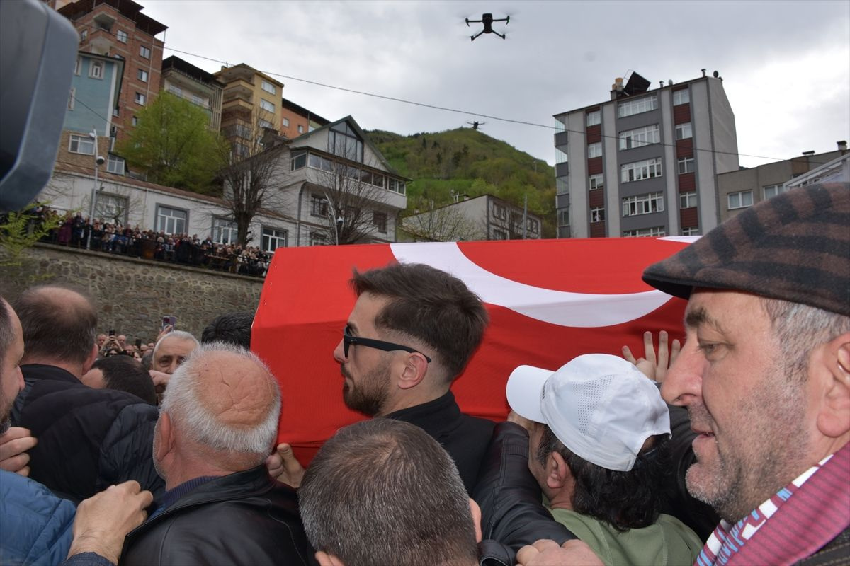 Sanatçı Volkan Konak memleketi Trabzon'da son yolculuğuna uğurlandı