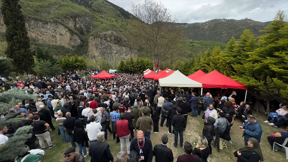 Sanatçı Volkan Konak memleketi Trabzon'da son yolculuğuna uğurlandı