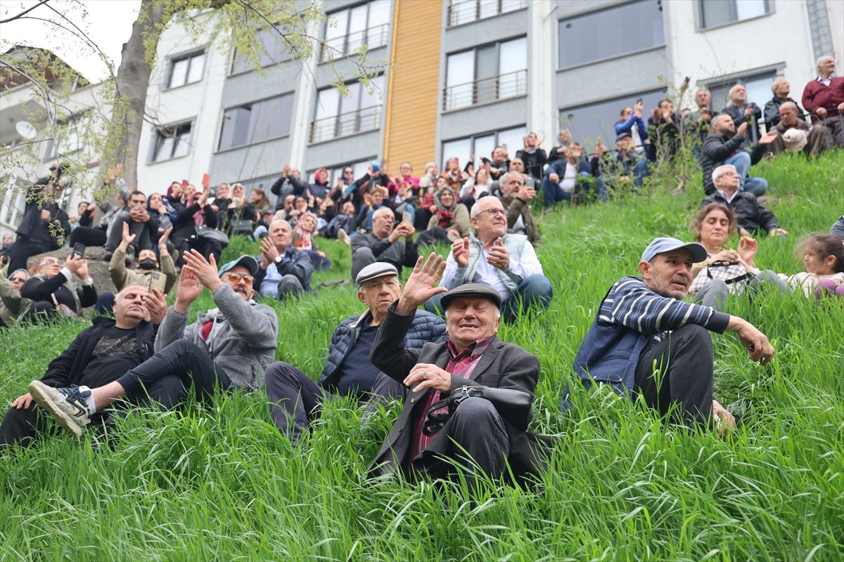 Sanatçı Volkan Konak memleketi Trabzon'da son yolculuğuna uğurlandı