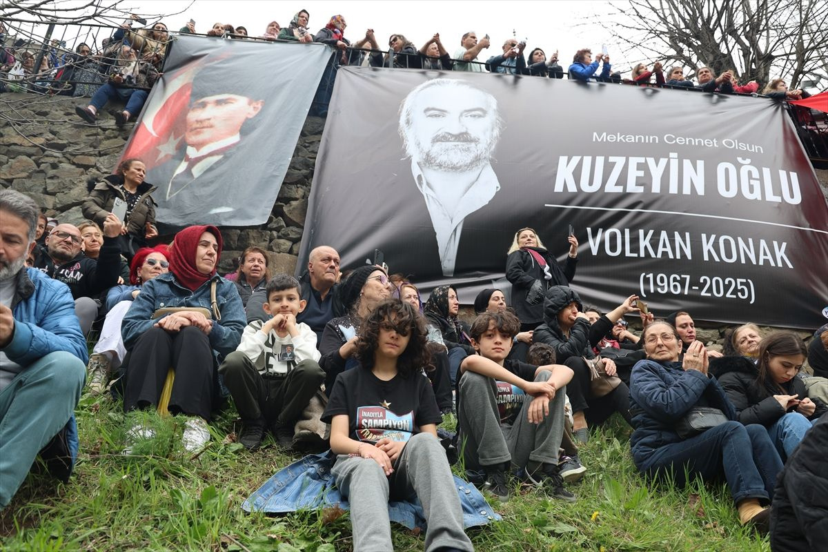 Sanatçı Volkan Konak memleketi Trabzon'da son yolculuğuna uğurlandı