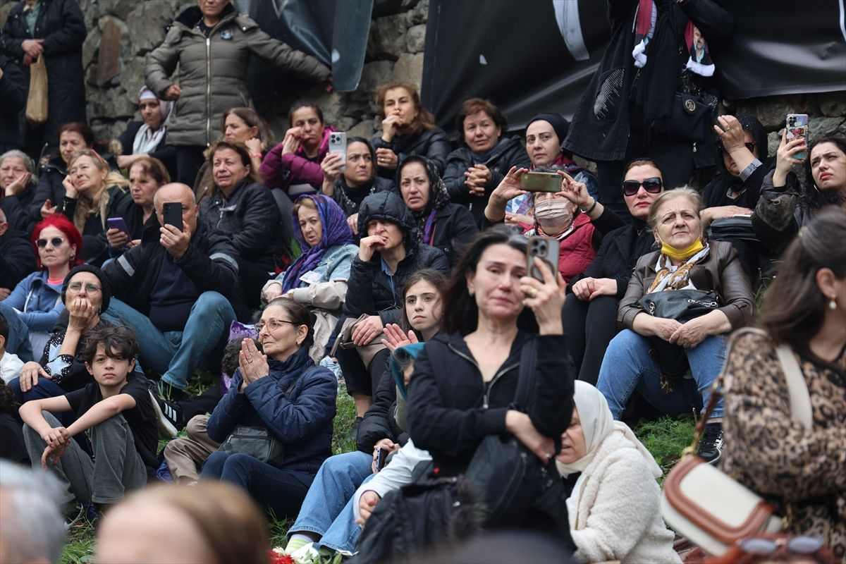 Sanatçı Volkan Konak memleketi Trabzon'da son yolculuğuna uğurlandı