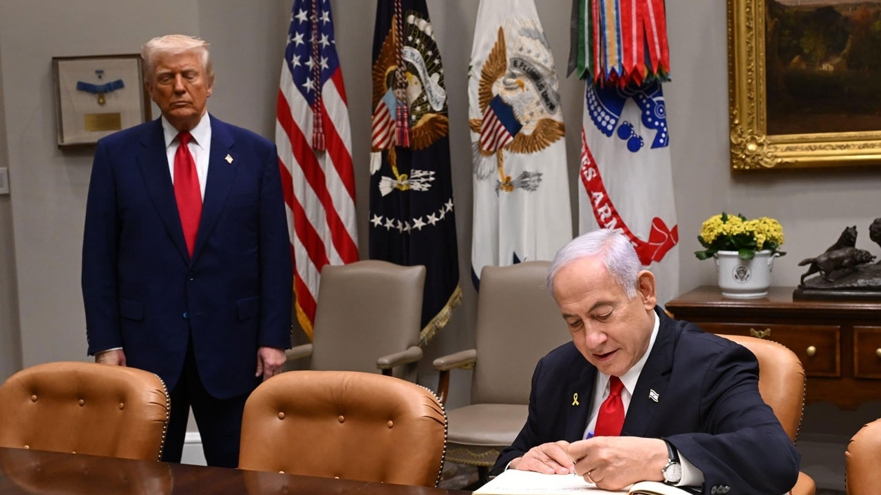 Trump'ın Netanyahu için bir kez daha sandalye çektiği anlar gündem oldu
