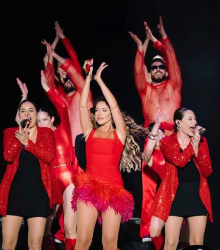 Hadise'nin duygusal anları: Sahnede gözyaşlarını tutamadı