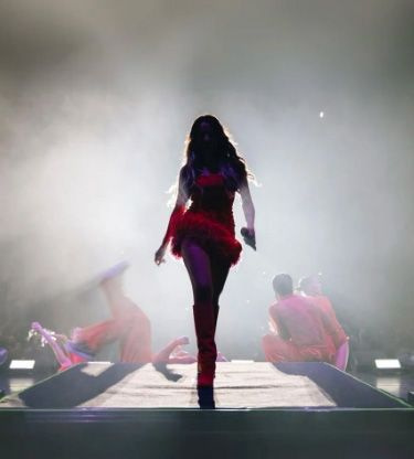 Hadise'nin duygusal anları: Sahnede gözyaşlarını tutamadı