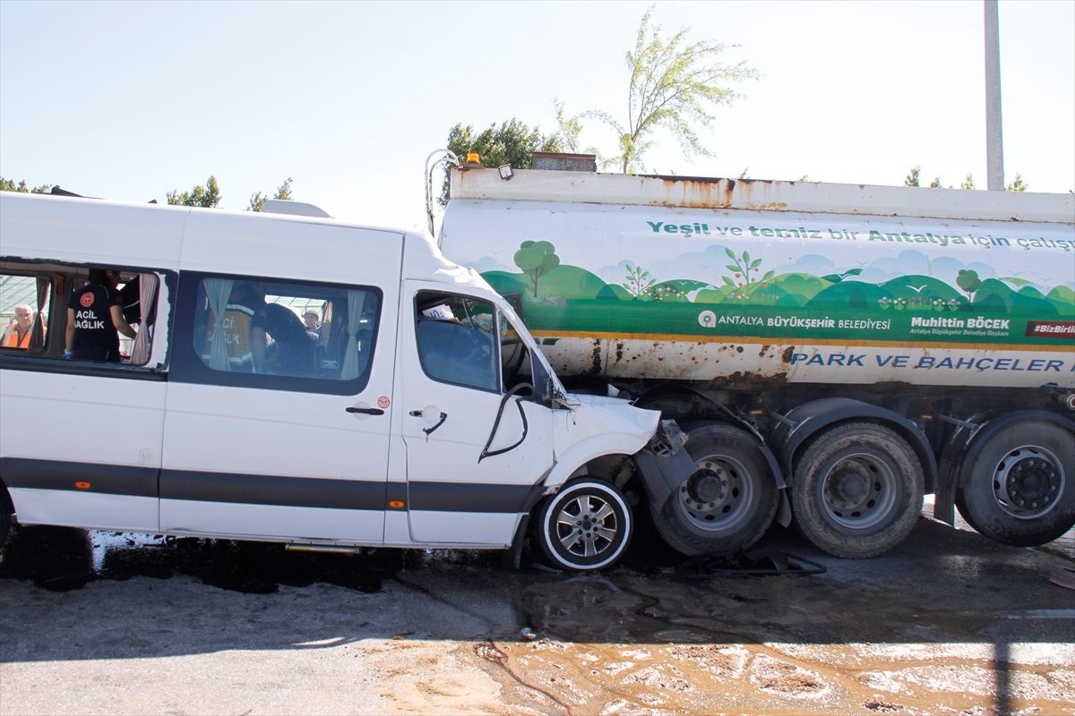 Antalya'da korkunç kaza! Tur minibüsü sulama tankerine çarptı: Yaralılar var