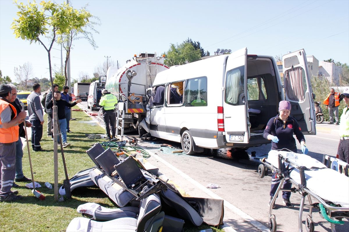 Antalya'da korkunç kaza! Tur minibüsü sulama tankerine çarptı: Yaralılar var