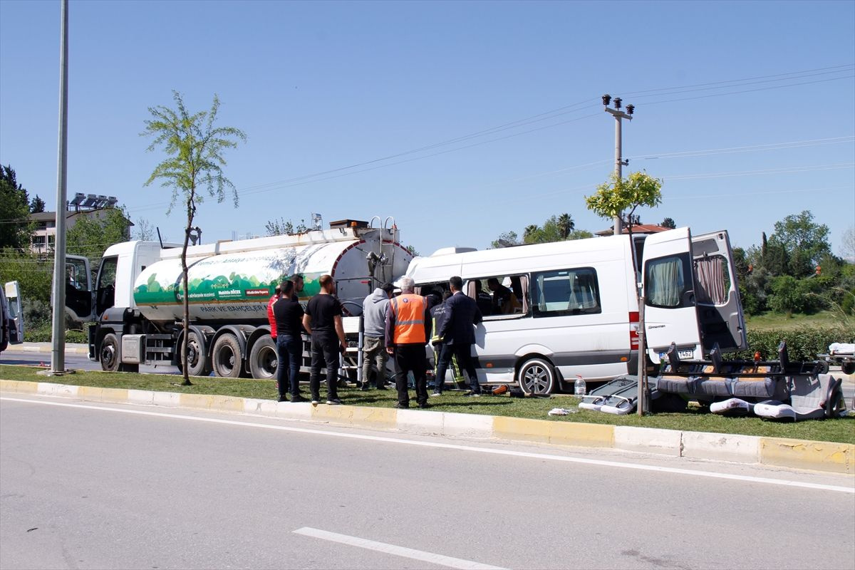 Antalya'da korkunç kaza! Tur minibüsü sulama tankerine çarptı: Yaralılar var
