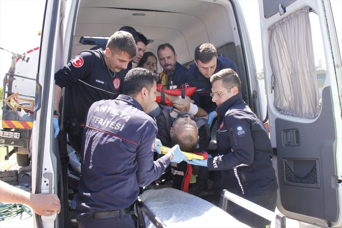 Antalya'da korkunç kaza! Tur minibüsü sulama tankerine çarptı: Yaralılar var