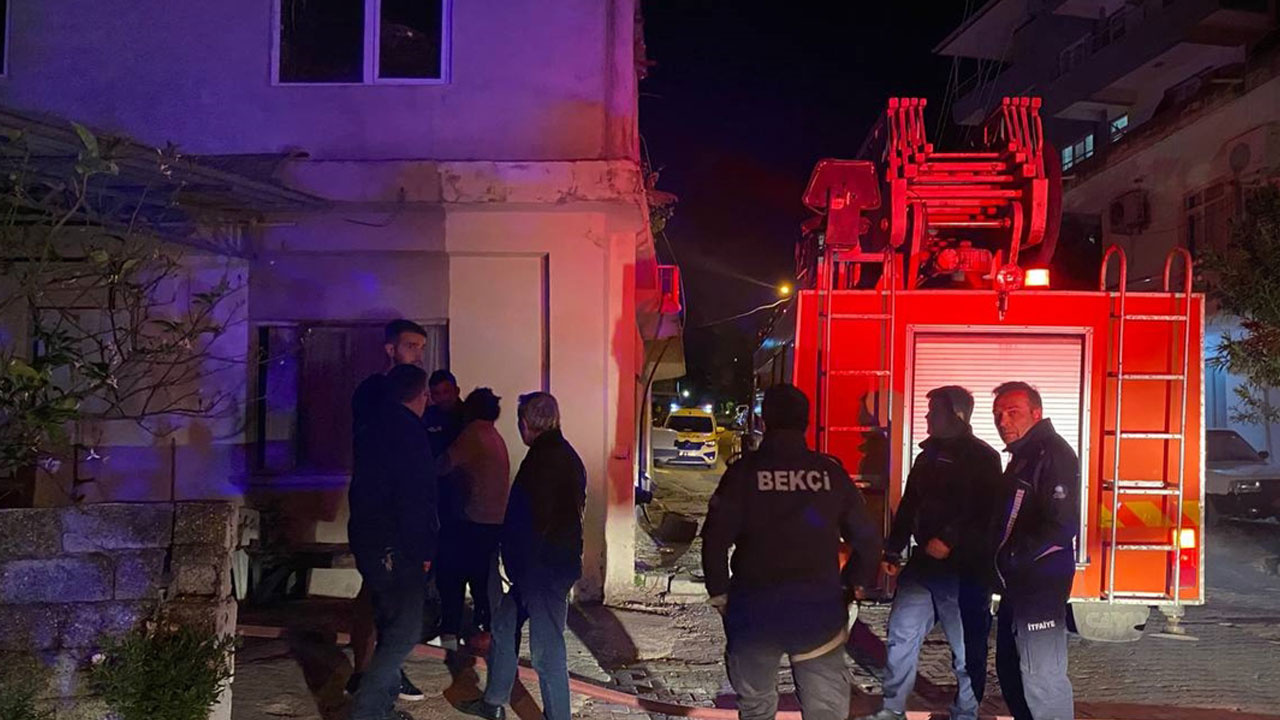 Önce satırla eşyaları parçaladı ardından evi ateşe verdi