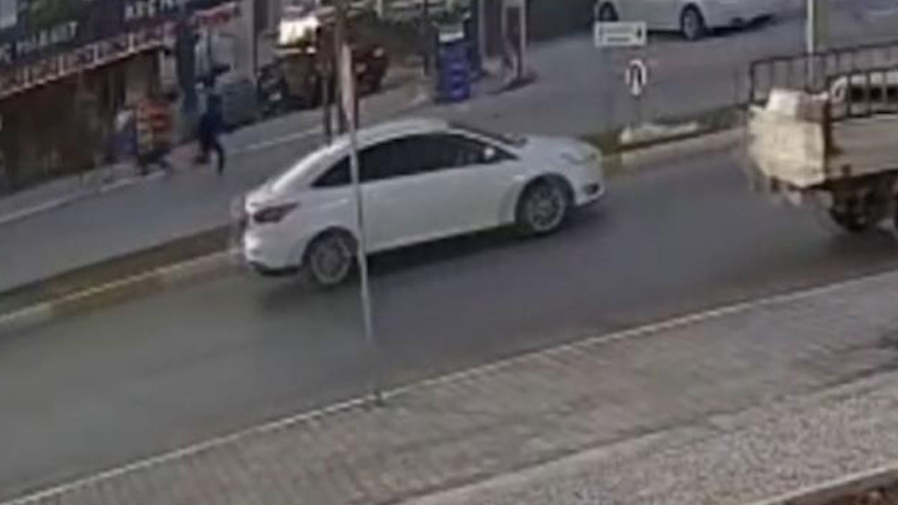 Antalya'da başıboş köpeğin kovaladığı çocuğa motosiklet çarptı