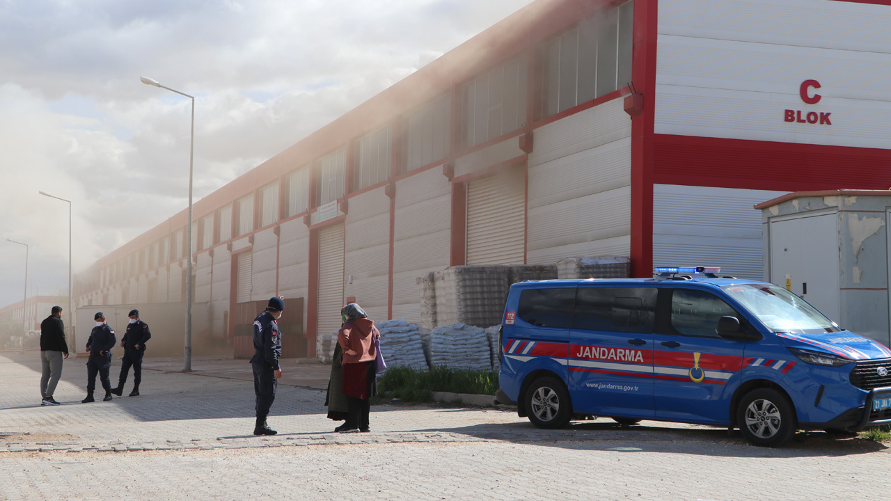 Diyarbakır'da yangın! 3 depoyu alevler sardı
