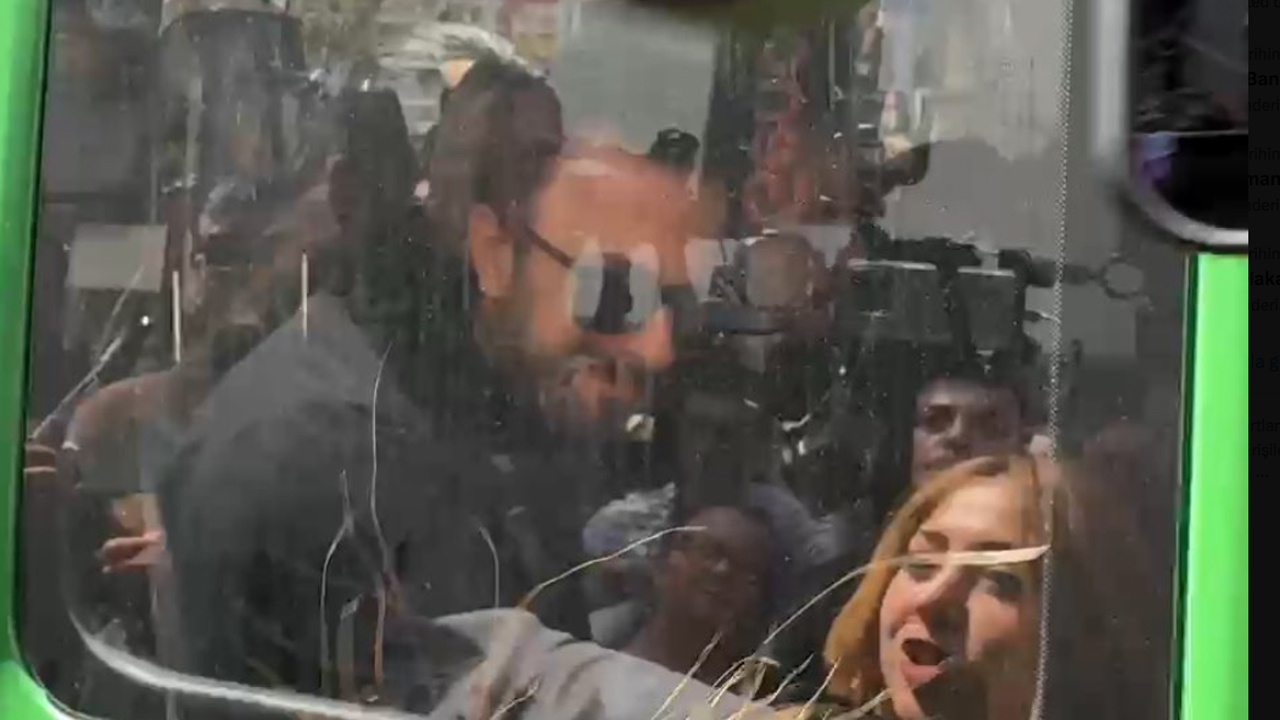 Tarkan annesi Neşe Tevetoğlu'nun tabutunu taşıdı cenaze aracında ağladı