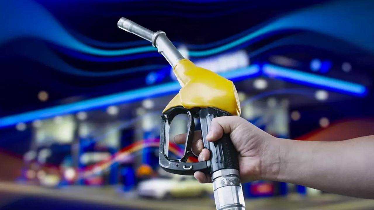Benzinin litre fiyatı ne kadar oldu? Son zamla motorinin fiyatını geçti