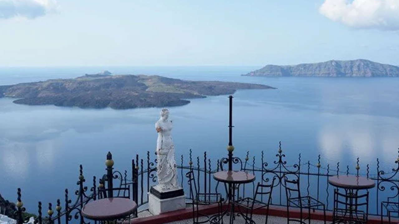 Santorini'de gergin bekleyiş: "Ada sulara gömülebilir"