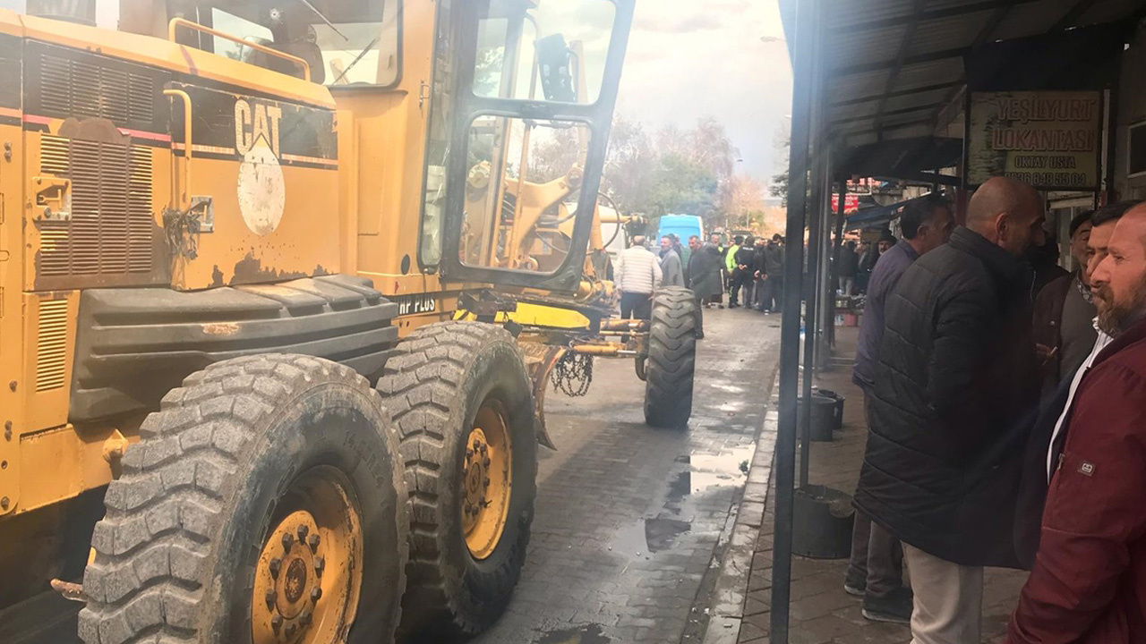 Tek suçu oradan geçmek! Kars'ta 4 kişi kavga etti, olan greyder operatörüne oldu