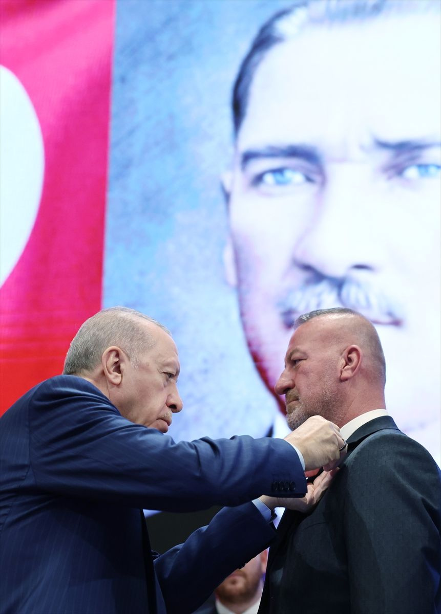 İki belediye başkanı AK Parti'ye katıldı! Rozetlerini Cumhurbaşkanı Erdoğan taktı