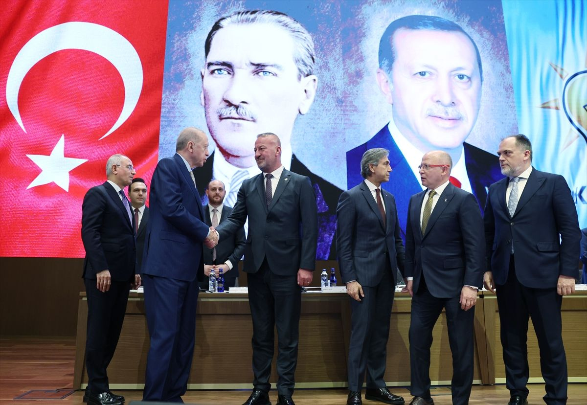 İki belediye başkanı AK Parti'ye katıldı! Rozetlerini Cumhurbaşkanı Erdoğan taktı