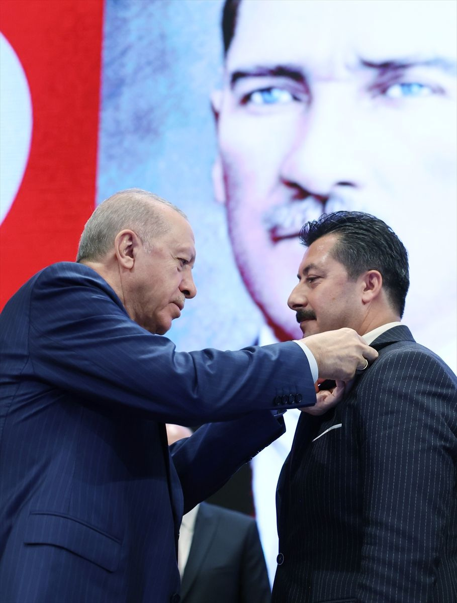 İki belediye başkanı AK Parti'ye katıldı! Rozetlerini Cumhurbaşkanı Erdoğan taktı
