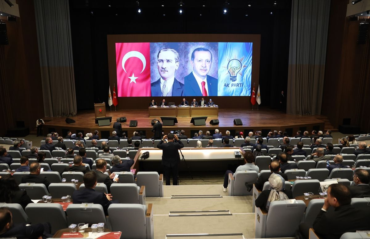 İki belediye başkanı AK Parti'ye katıldı! Rozetlerini Cumhurbaşkanı Erdoğan taktı