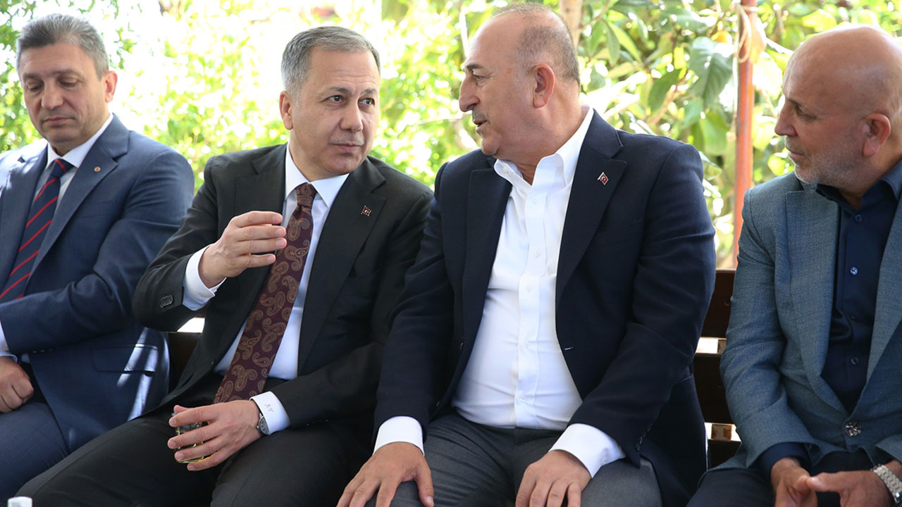 İçişleri Bakanı Ali Yerlikaya'dan Mevlüt Çavuşoğlu'na taziye ziyareti