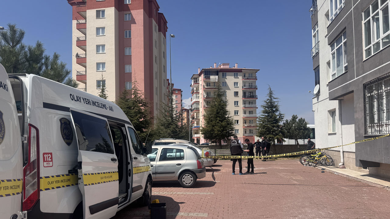 Kayseri'de 4. katta cam silerken korkunç olay