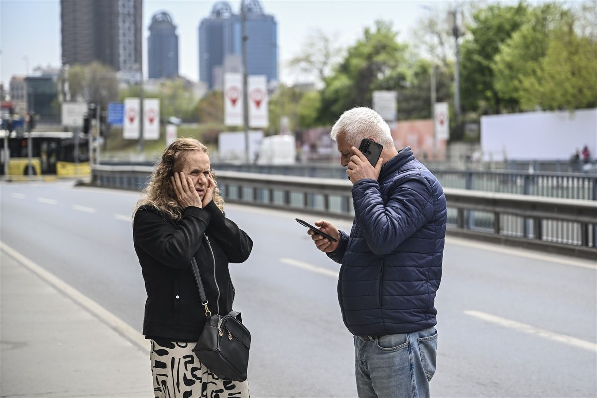 İstanbul'da peş peşe deprem! 6.2'lik deprem çok korkuttu, vatandaşlar sokaklara döküldü