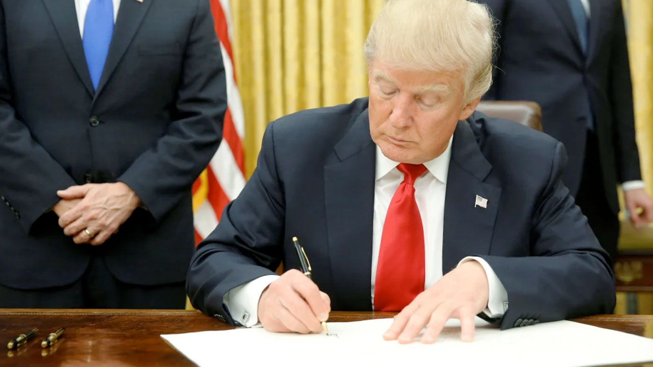 ABD Başkanı Trump imzaladı öğrencilere yönelik cadı avı başladı