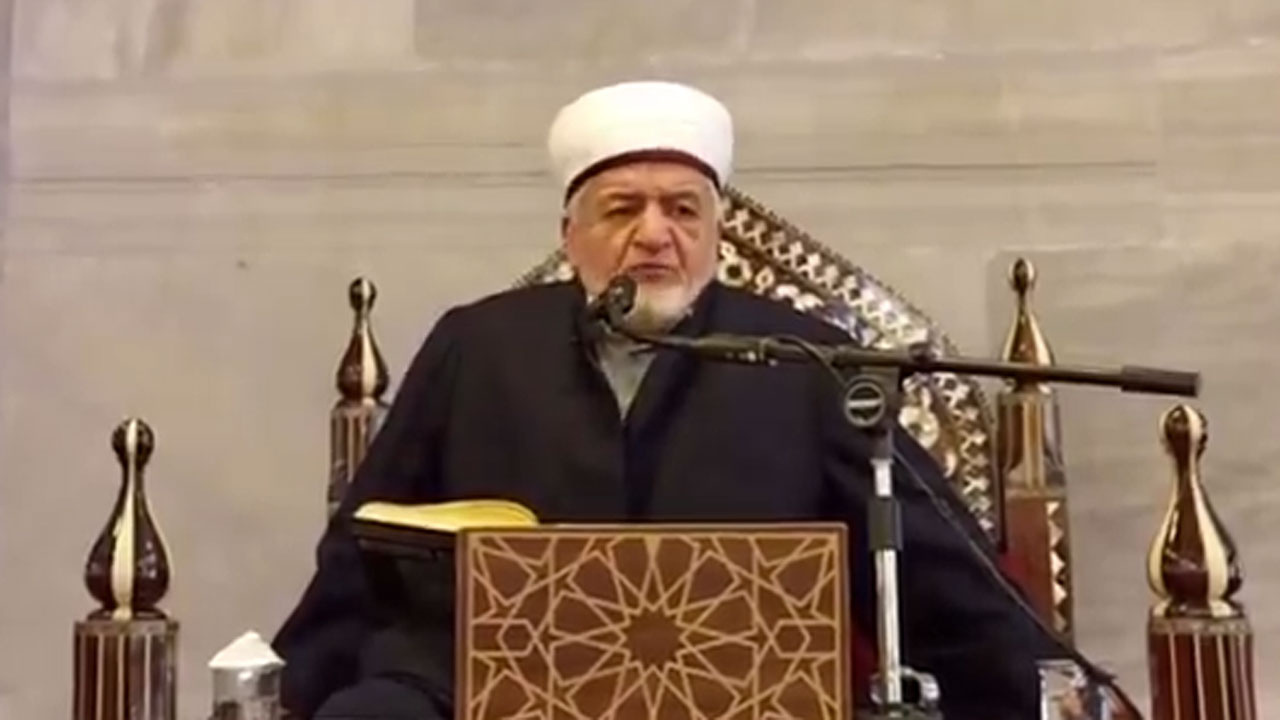 Fatih Camisi'nde kürsüde depreme yakalanan vaiz gündem oldu