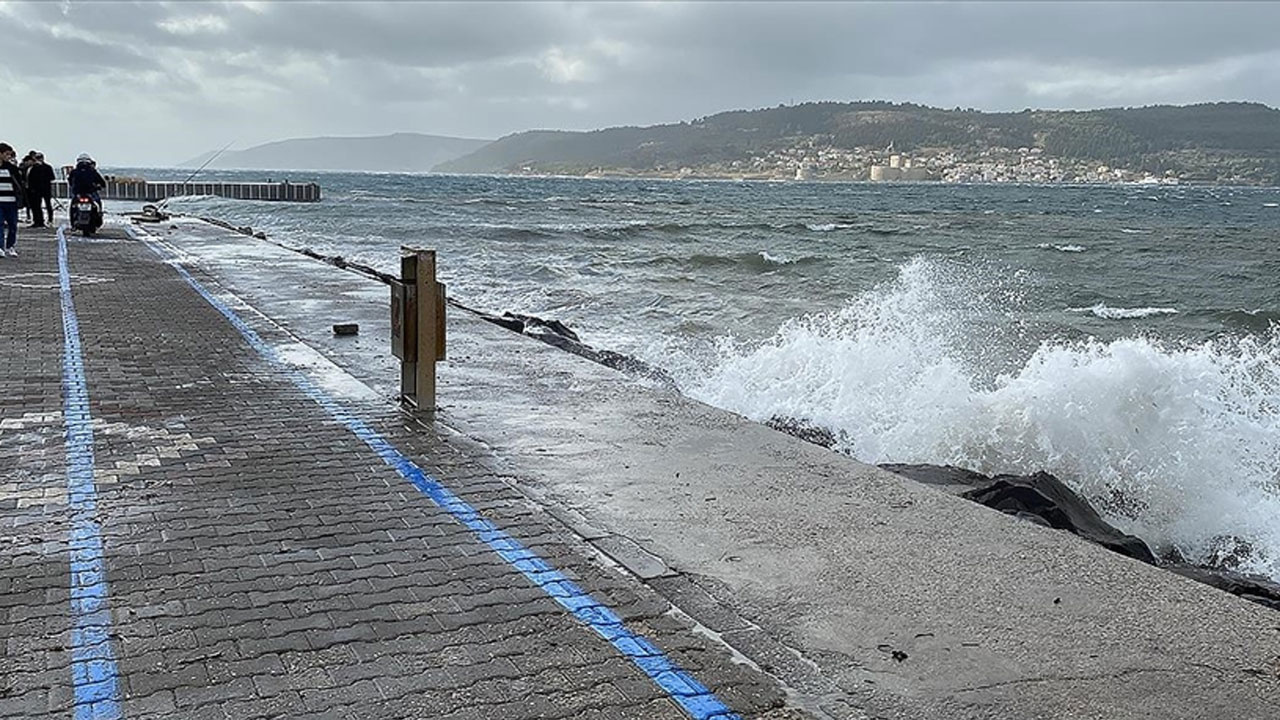İstanbul'da fırtına alarmı! Valilik ve Meteoroloji'den uyarılar, peş peşe seferler iptalleri
