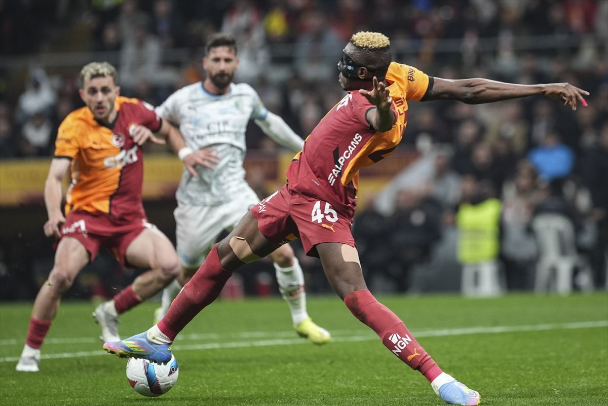 Galatasaray'ın yıldızı Osimhen'in gönlündeki takım belli oldu! Canlı yayında bomba açıklama: Orada oynamak istiyor