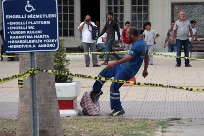 Sorumsuzluğun böylesi! Tekmeledi polise fırlattı - Resim: 0