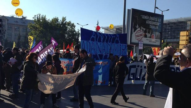 Katliamdan önce bu pankartları açmışlardı - Resim: 1