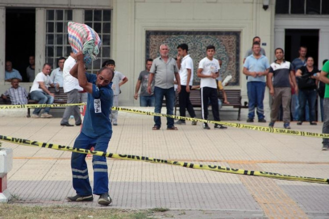 Sorumsuzluğun böylesi! Tekmeledi polise fırlattı - Resim: 1