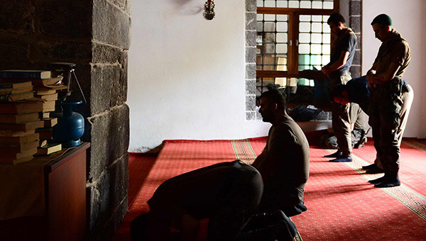 Diyarbakır'da polis zırhlı araçtan ezan okudu - Resim: 0