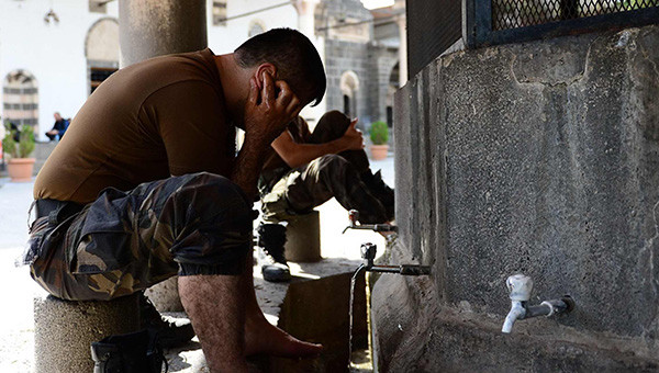 Diyarbakır'da polis zırhlı araçtan ezan okudu - Resim: 1